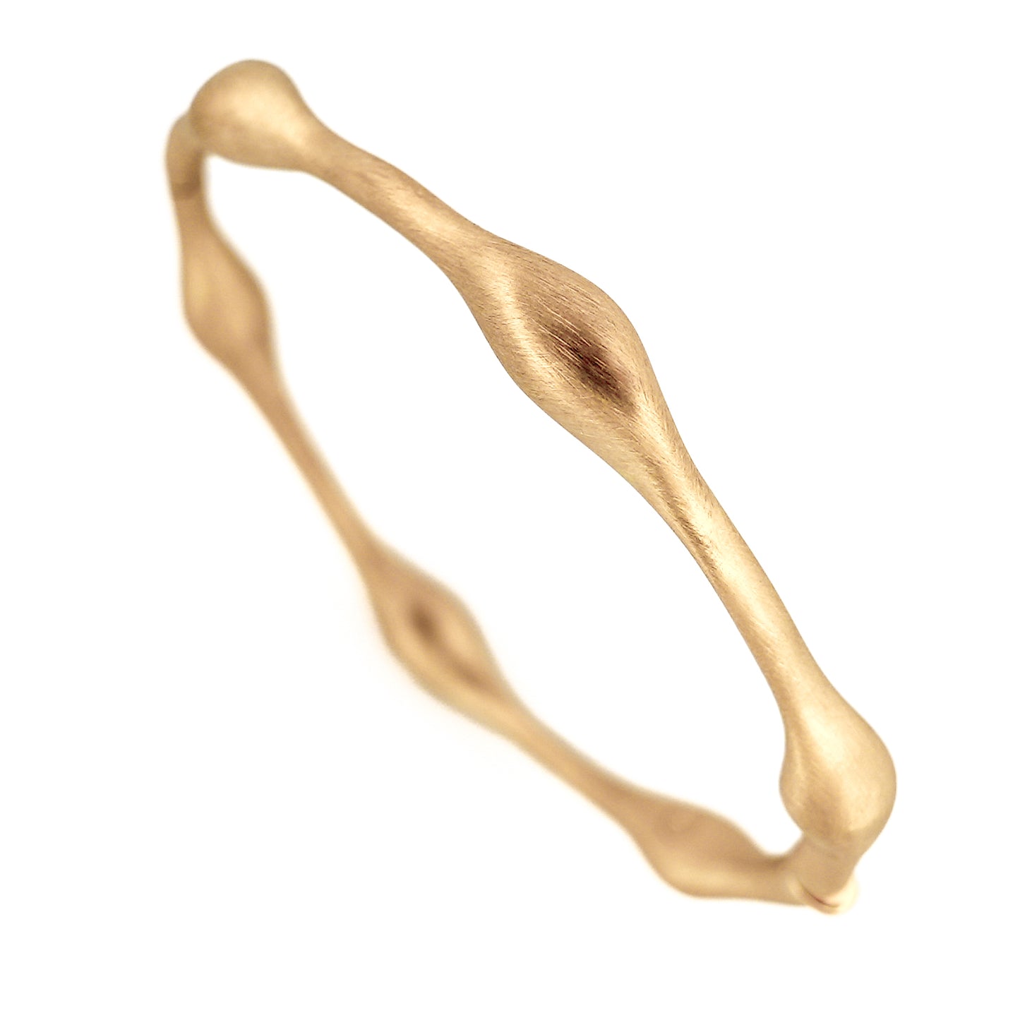 A luxuriously designed Gatto Mancini bracelet inspired by the beat of your heart on a white background.