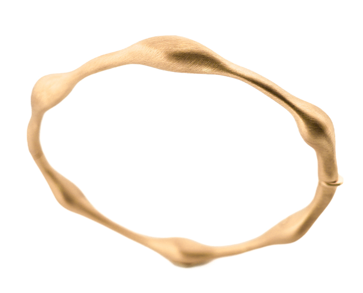 A luxuriously designed Gatto Mancini bracelet inspired by the beat of your heart on a white background.