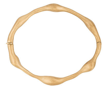 A luxuriously designed Gatto Mancini bracelet inspired by the beat of your heart on a white background.